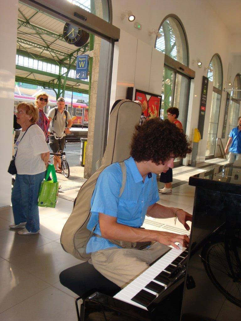 Delmas Musique Un piano Delmas dans la Gare de Perpignan Delmas Musique 1270730_871866039508280_4526056285832894138_o Un piano Delmas dans la Gare de Perpignan